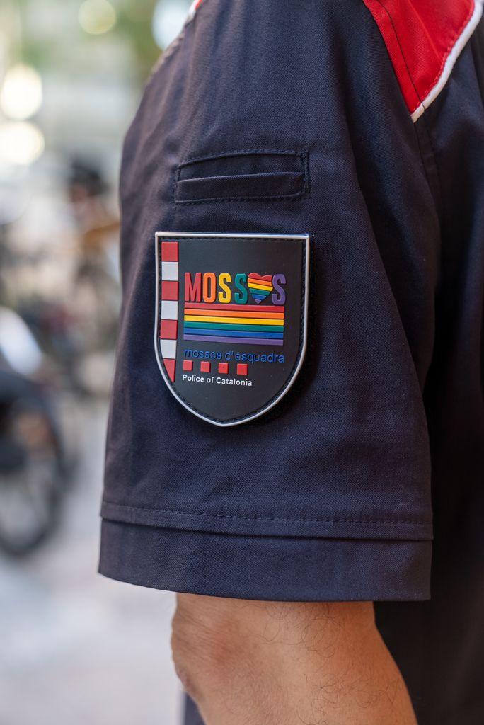 Uniforme de los Mossos d’Esquadra con el escudo LGTBI+