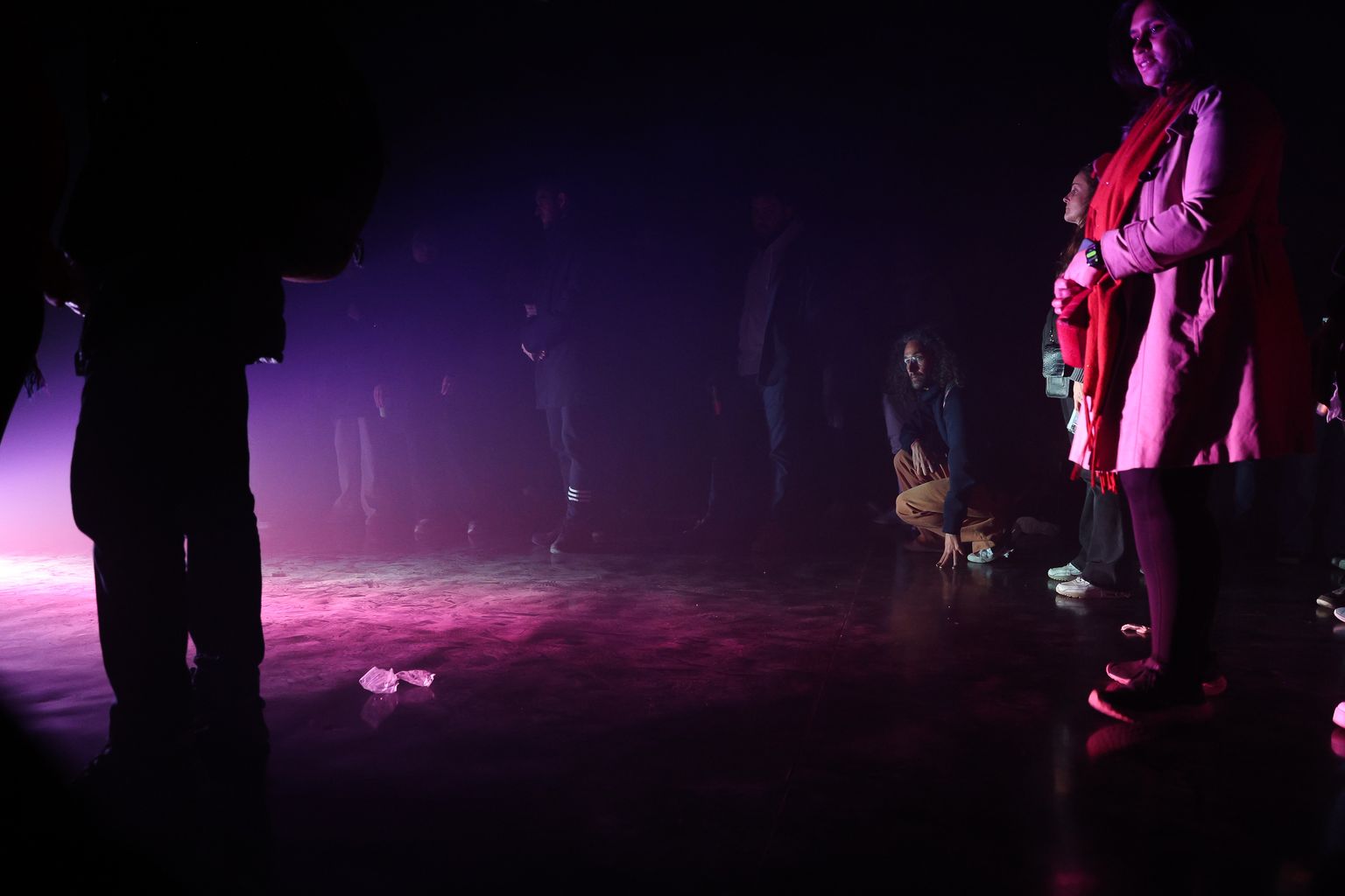 Persones miren l'obra “Mover el viento”. Per Sofía Montenegro