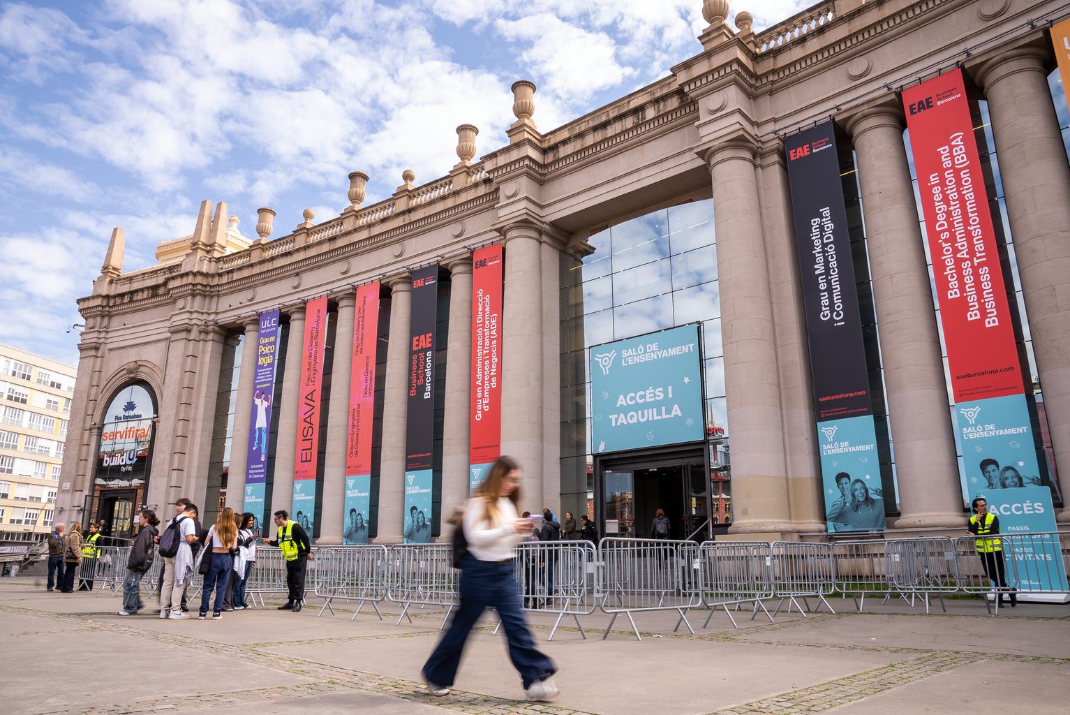 Una noia camina davant de l’entrada del Saló de l’Ensenyament 2025