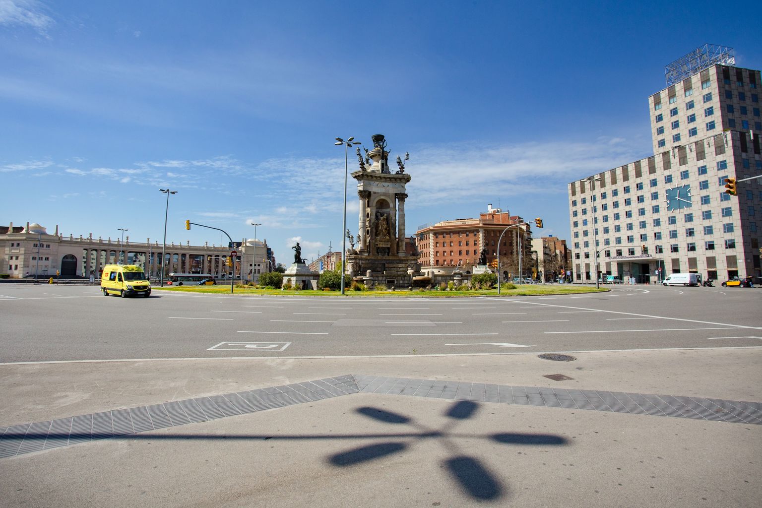 Plaça d’Espanya des de la cruïlla de gran via de les Corts Catalanes. A un costat hi ha l’Hotel Catalonia Plaza amb ambulàncies a l’exterior.