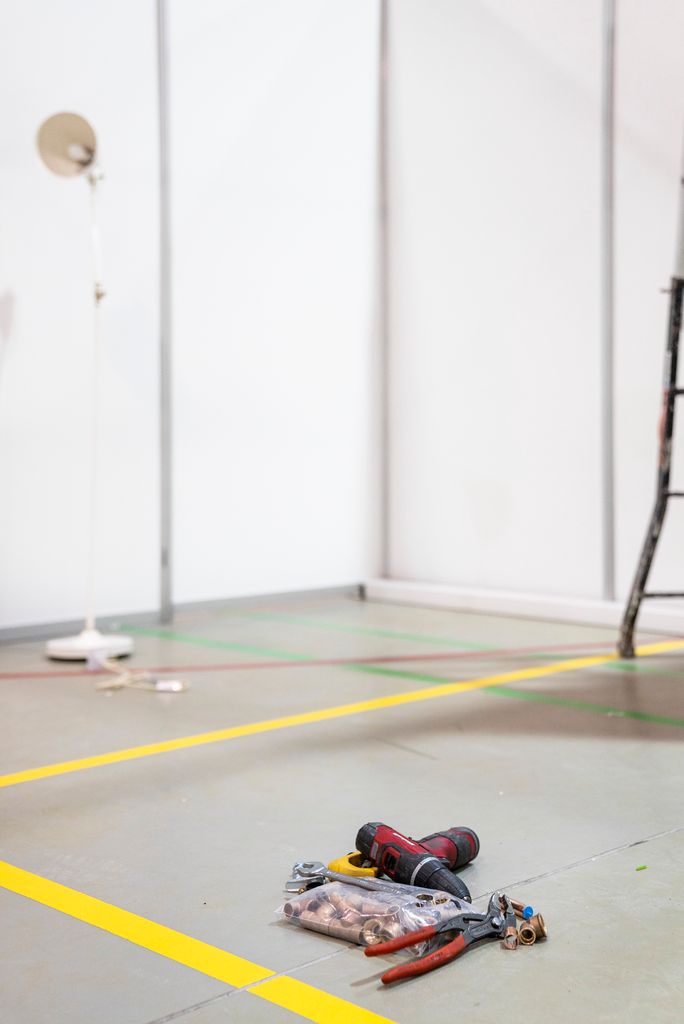 Pavelló Salut Claror. Trepant i clau anglesa sobre la pista deixades per algun treballador