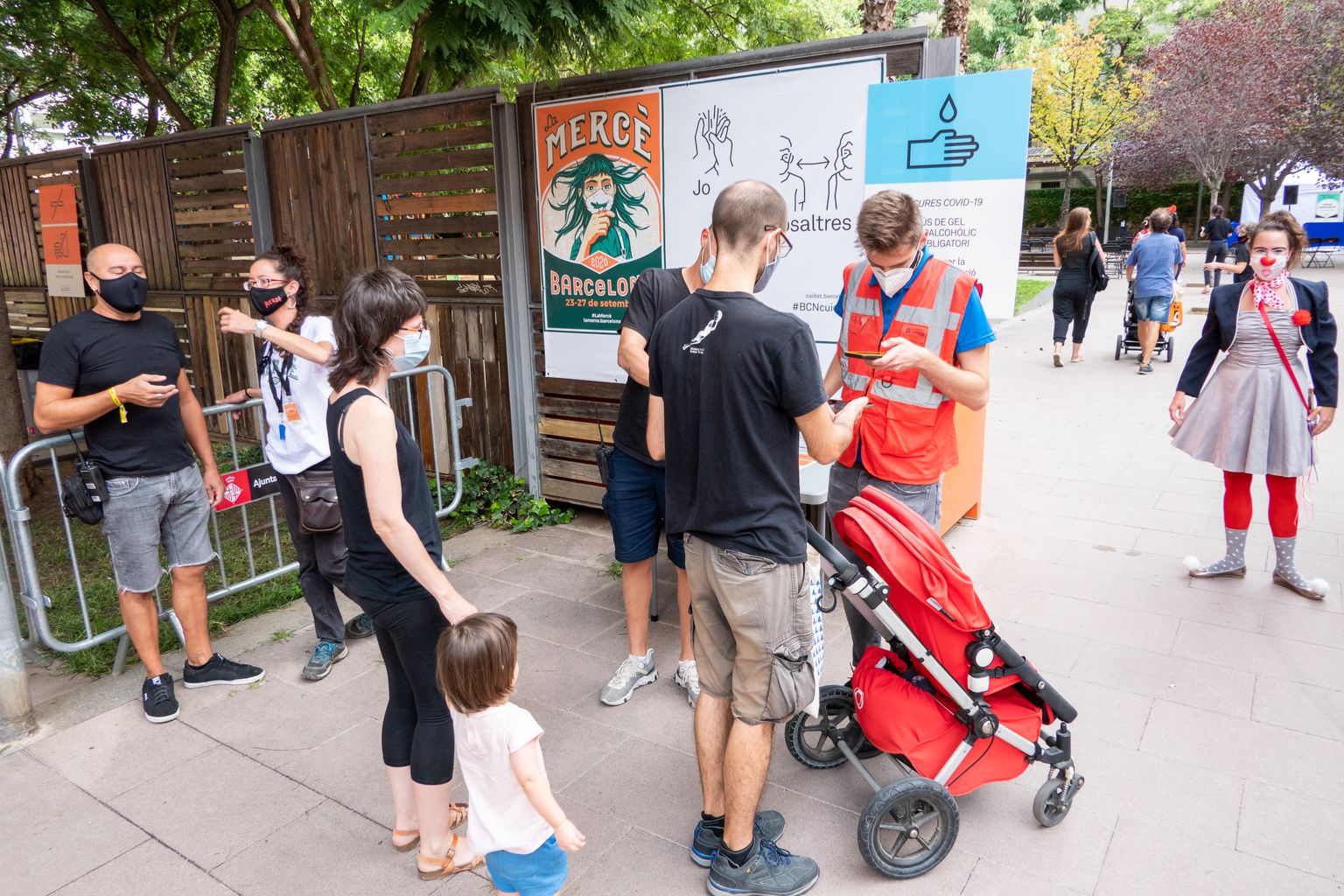 Una família mostra les seves entrades a la porta d'accés dels jardins de Safo on té lloc un espectacle infantil