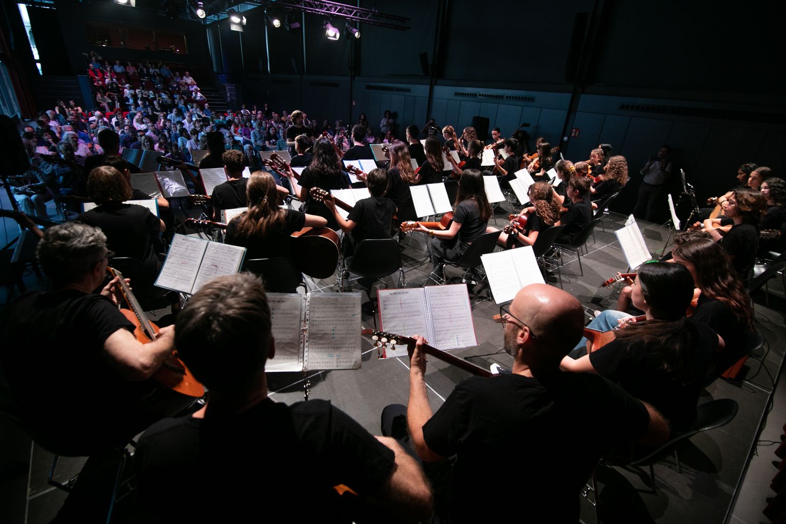Actuació del grup de guitarres de l’Escola Municipal de Música de Can Fargues a l’últim concert del cicle “Sons d’educació al Born”.