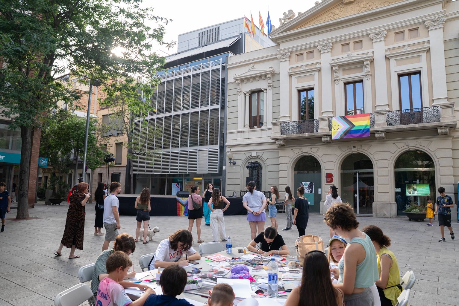 Niños, niñas y jóvenes hacen el taller de fanzine de Revolta Queer: jornada festiva y reivindicativa LGTBIQ+
