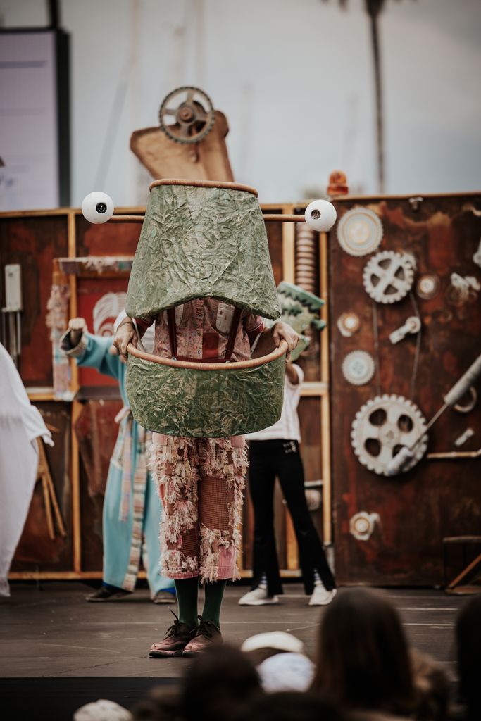 Moment de l'actuació de la companyia Markeliñe amb uns infants durant l'obra "Artilusió" al Port Olímpic amb motiu de la Mercè