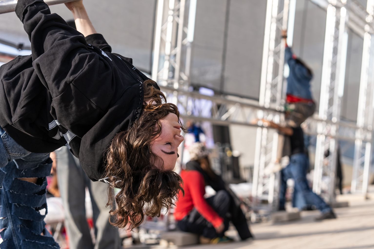 'Bailarina', de la 'performance' dirigida por Inés Barreras, sostenida en una estructura de la instalación 'Aire libre'