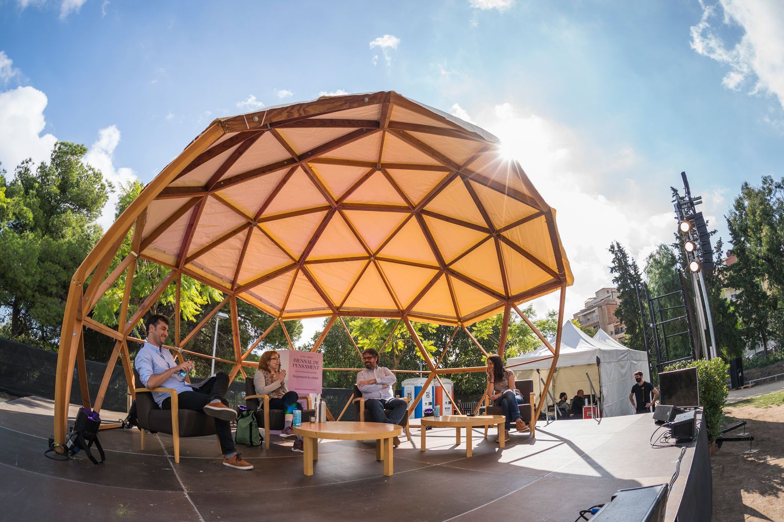 Taula rodona "Ciutat rural" als jardins del Doctor Pla i Armengol amb la participació de: Guillermo López Linares, Marta Tafalla, Sergio del Molino i Vanesa Freixa