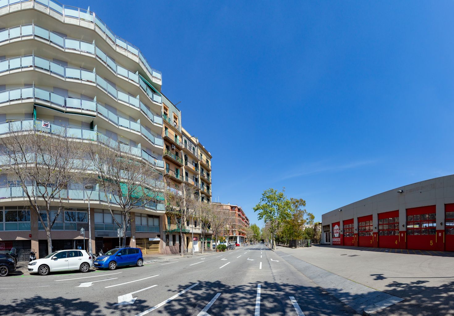 Parc de Bombers del Parc de Joan Miró al carrer d’Aragó que apareix sense trànsit. Districte de l’Eixample. Barri de la Nova Esquerra de l’Eixample.