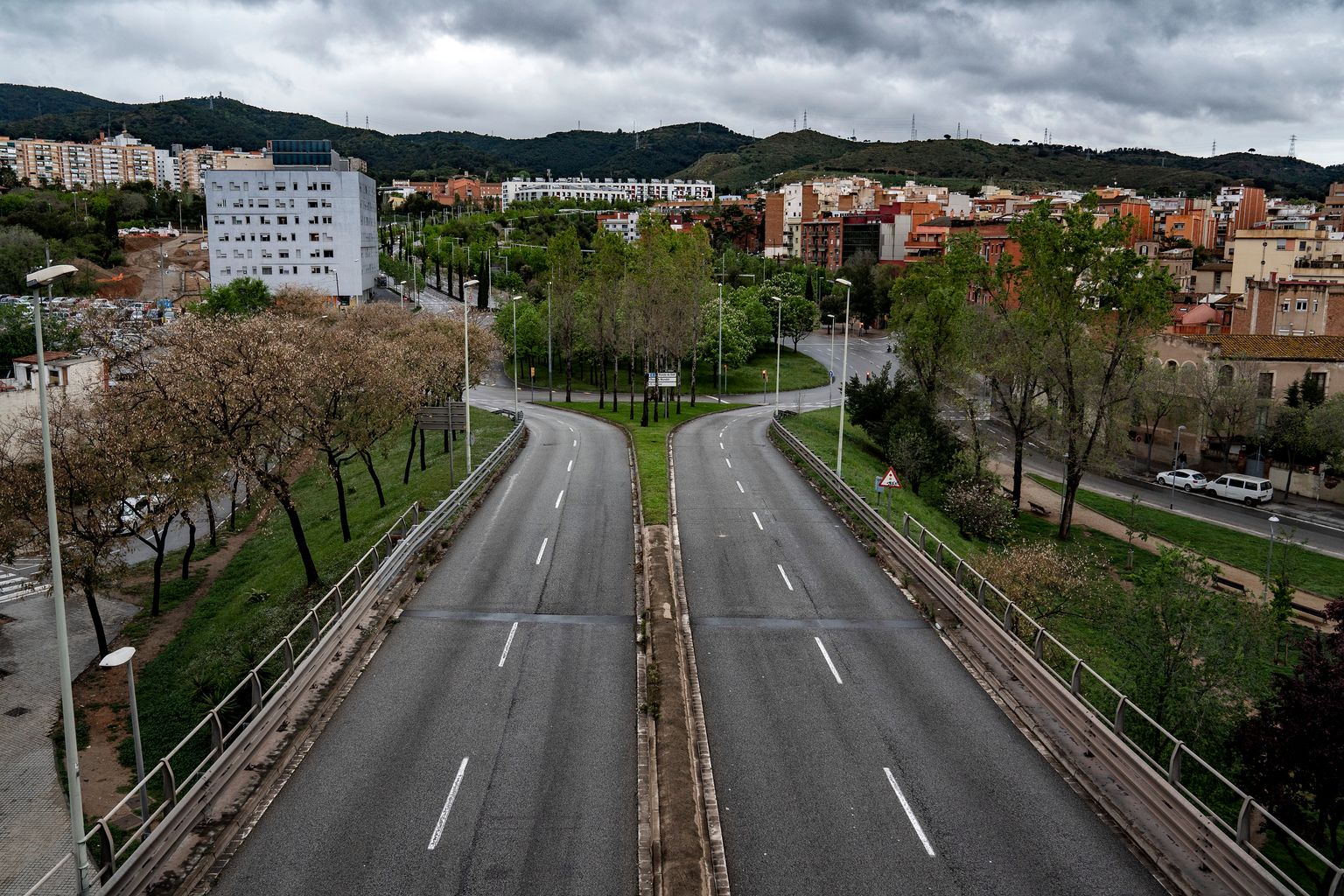 Sortida del túnel de la Rovira al voltant de la plaça de l’Estatut amb vistes als barris de la Clota, Vall d’Hebron i Horta. Districte d’Horta-Guinardó.