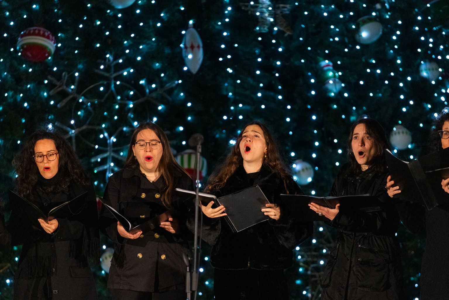 Actuació d'una coral a l'acte d'inauguració de l'enllumenat nadalenc de l'Hospital de Sant Pau