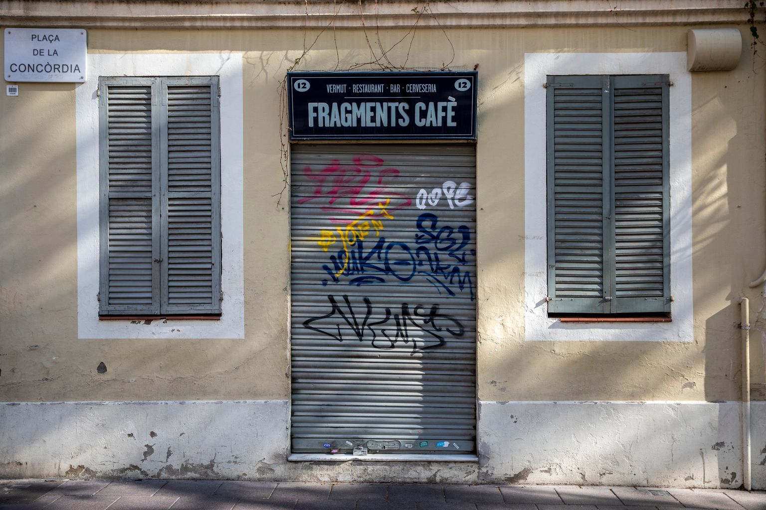 Plaça de la Concòrdia. Cafeteria tancada. Districte de les Corts.