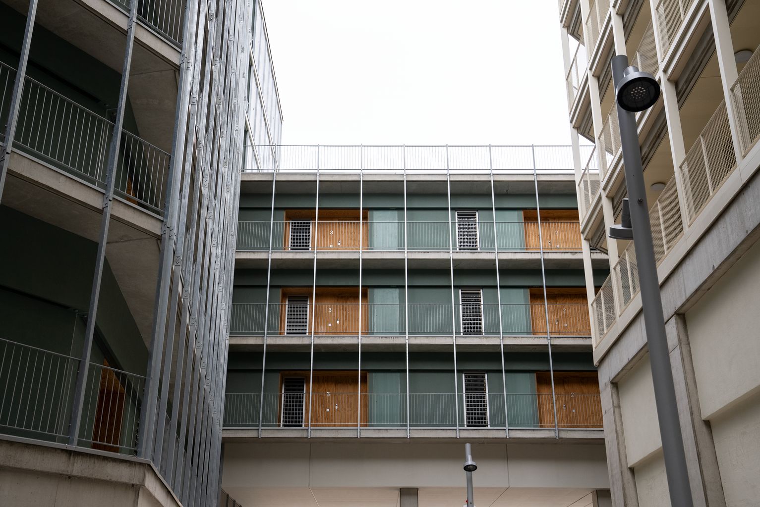 Balconades interiors de l’edifici d’habitatge públic de l’Illa Glòries