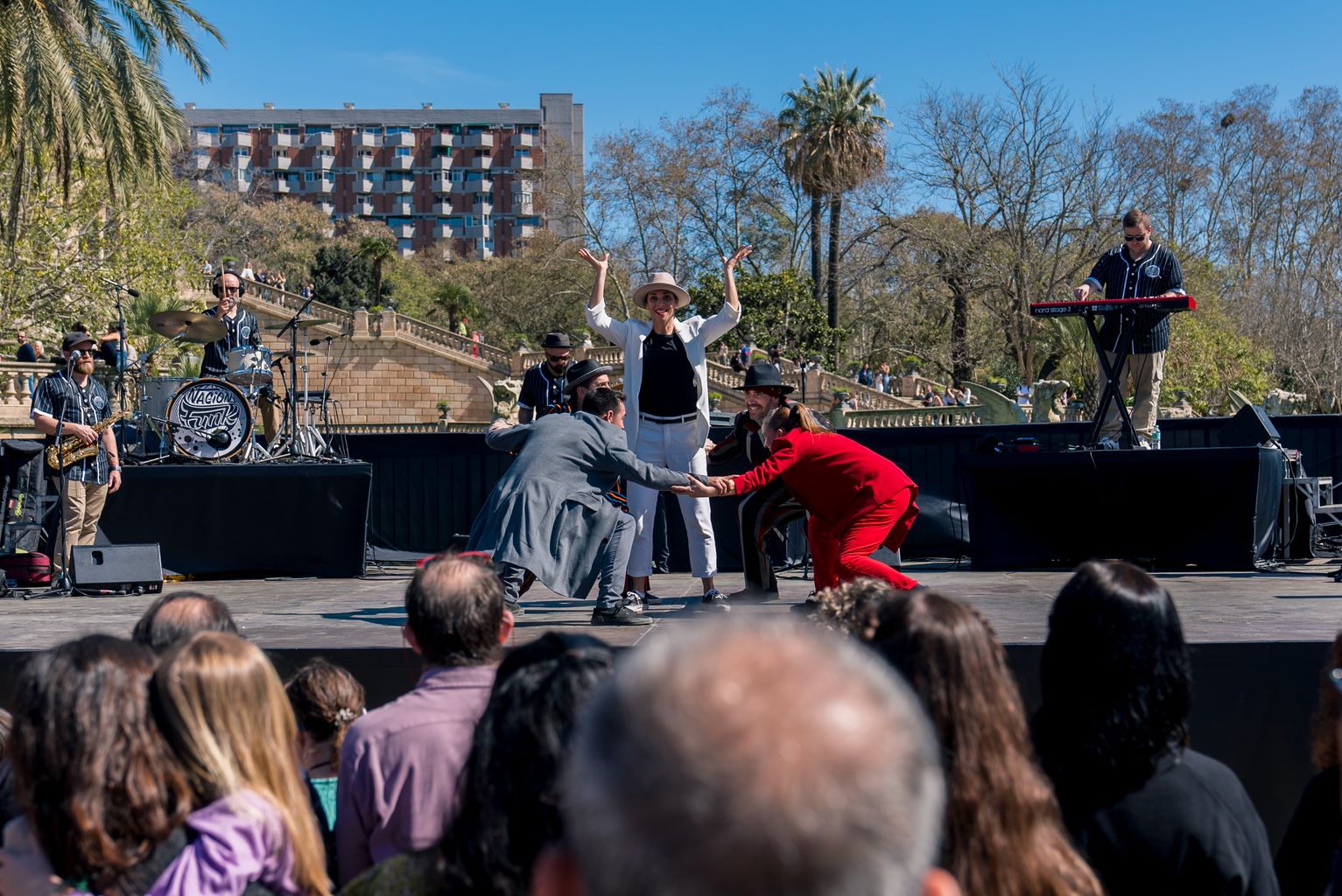Escenari al parc de la Ciutadella on ballen els grups Brodas Bros & Nacion Funk All Stars en la cloenda del festival Dansa Metropolitana 2025