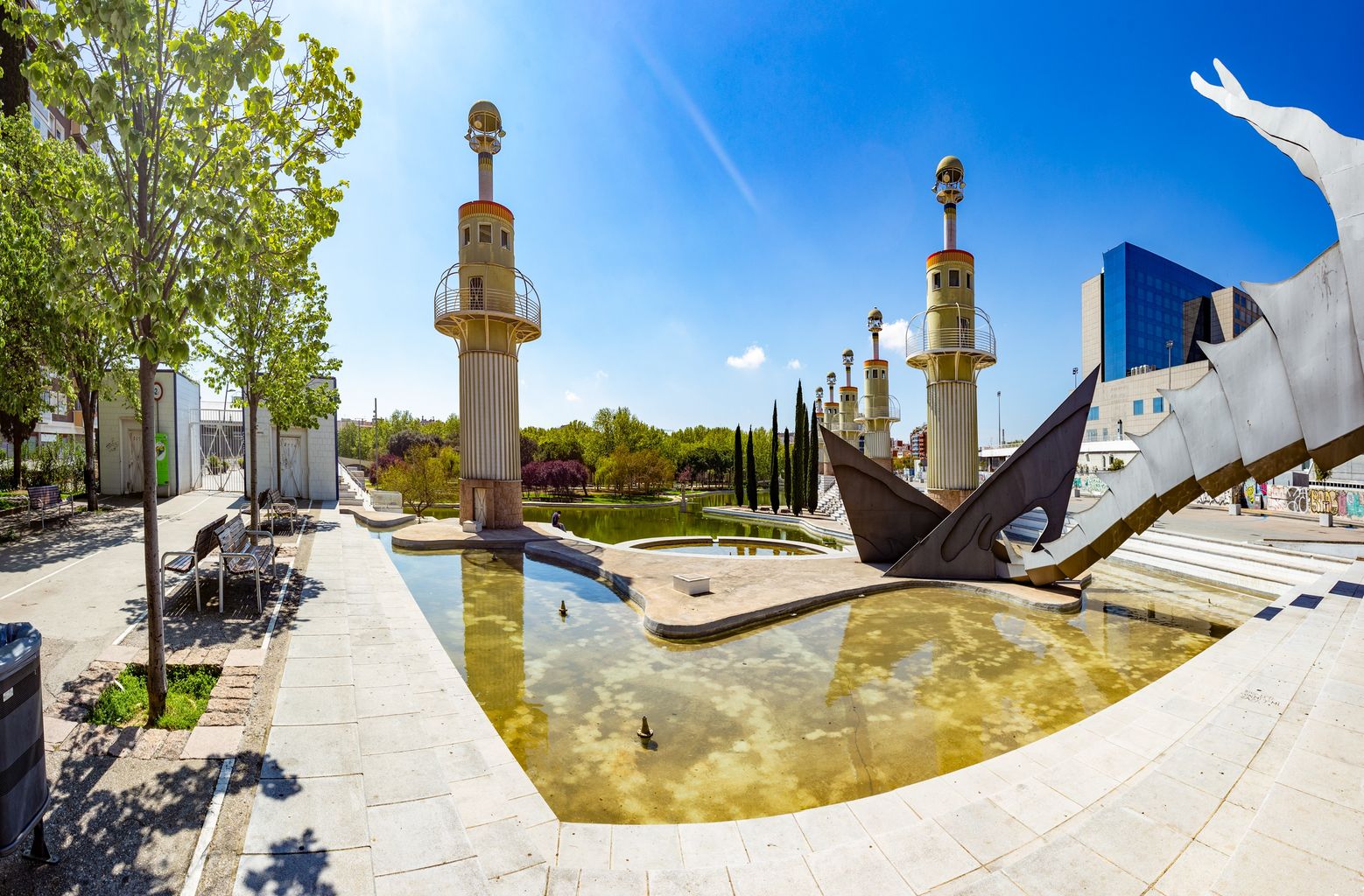 Parc de l’Espanya Industrial amb les fonts apagades. Districte de Sants-Montjuïc. Barri de Sants. 