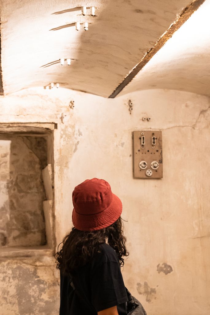 Una noia visita una part del refugi antiaeri 267, situat al subsol de la plaça de la Revolució des del setembre del 1868.