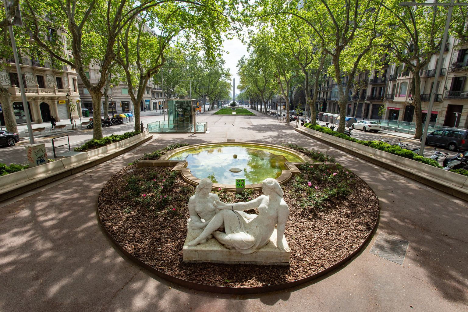 Jardinets de Gràcia i al fons la plaça del Cinc d’Oros