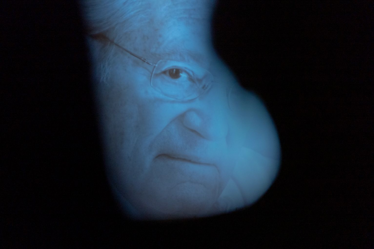 Retrat d'Oriol Bohigas projectat a la pantalla de l'Ateneu Barcelonès durant l'acte d'homenatge