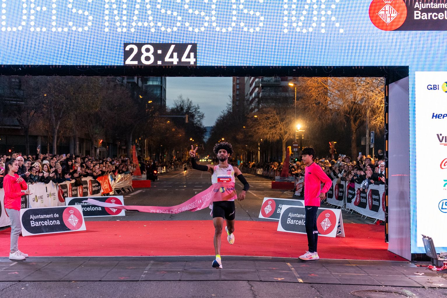Mohamed El Ghazouany travessa la línia de meta i toca la cinta vermella de la Cursa dels Nassos en la modalitat de 10 quilòmetres