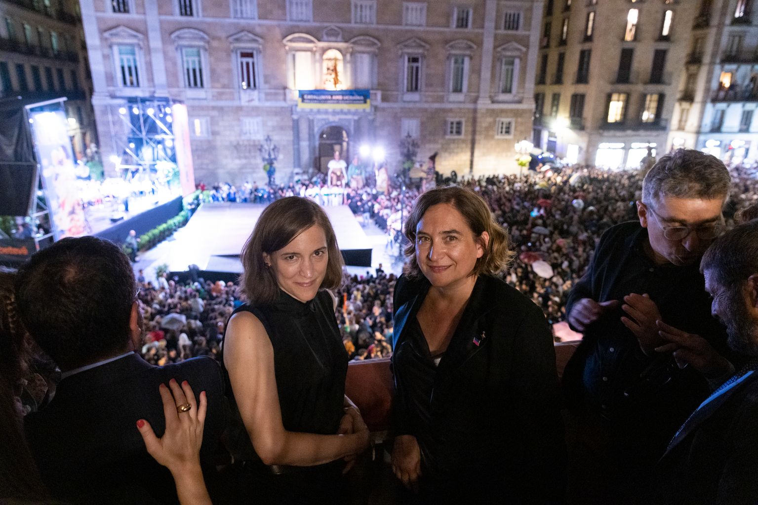 Carla Simón i Ada Colau al balcó de l'Ajuntament per seguir el toc d'inici de la Mercè 2022