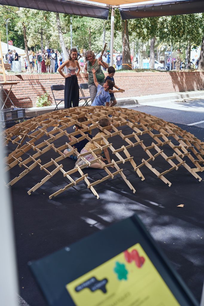 Uns infants juguen a la instal·lació "Les cúpules de Leonardo" en el marc de la 16a Festa de la Ciència a la Rambla de Prim.