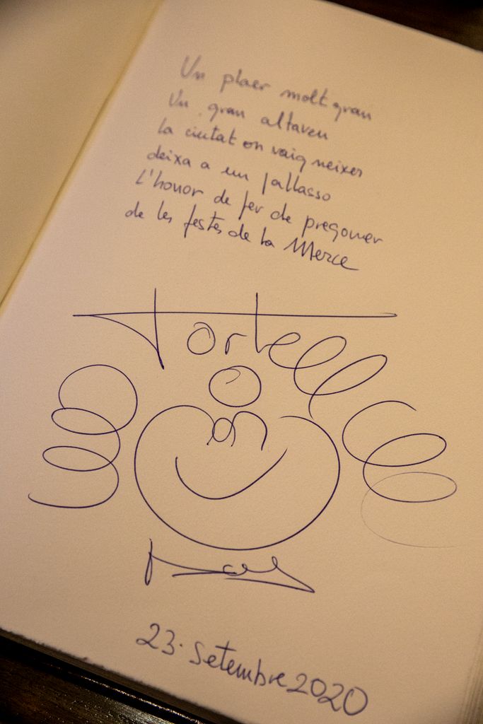 Dedicatòria del Tortell Poltrona al llibre d'honor de la ciutat 