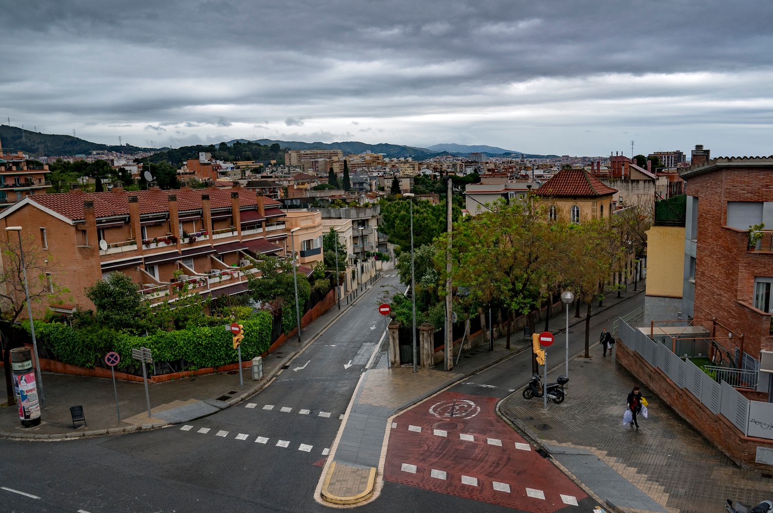 Gent pel voltant de la rambla del Carmel amb compres en un dia plujós. Districte d’Horta-Guinardó. Barri del Carmel.