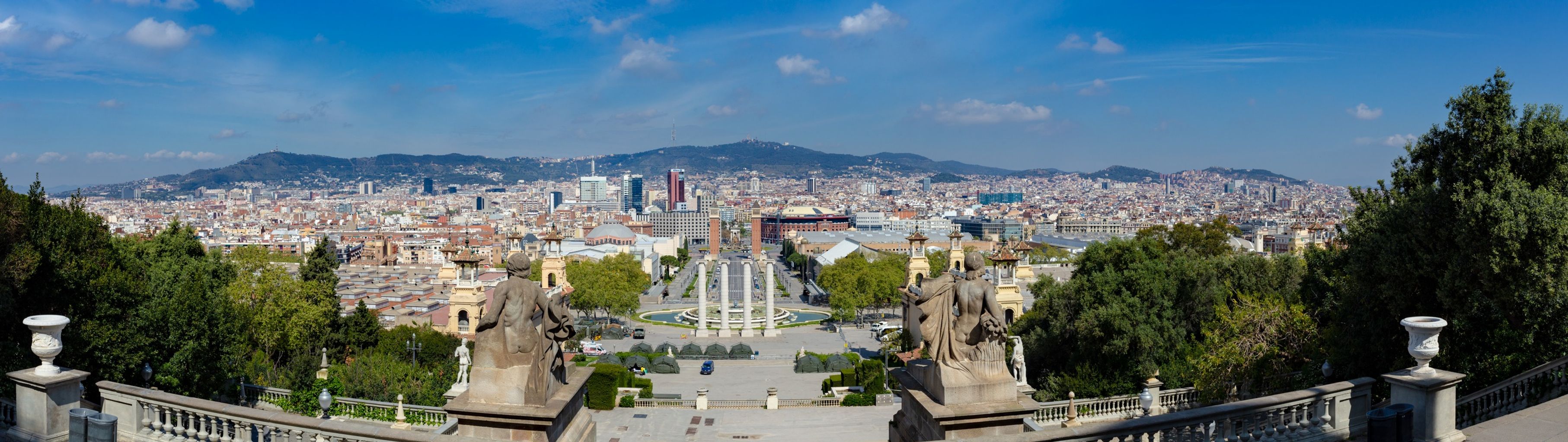 Vistes de Barcelona amb les escales de Montjuïc des del mirador del Museu Nacional d’Art de Catalunya. Districte de Sants-Montjuïc.