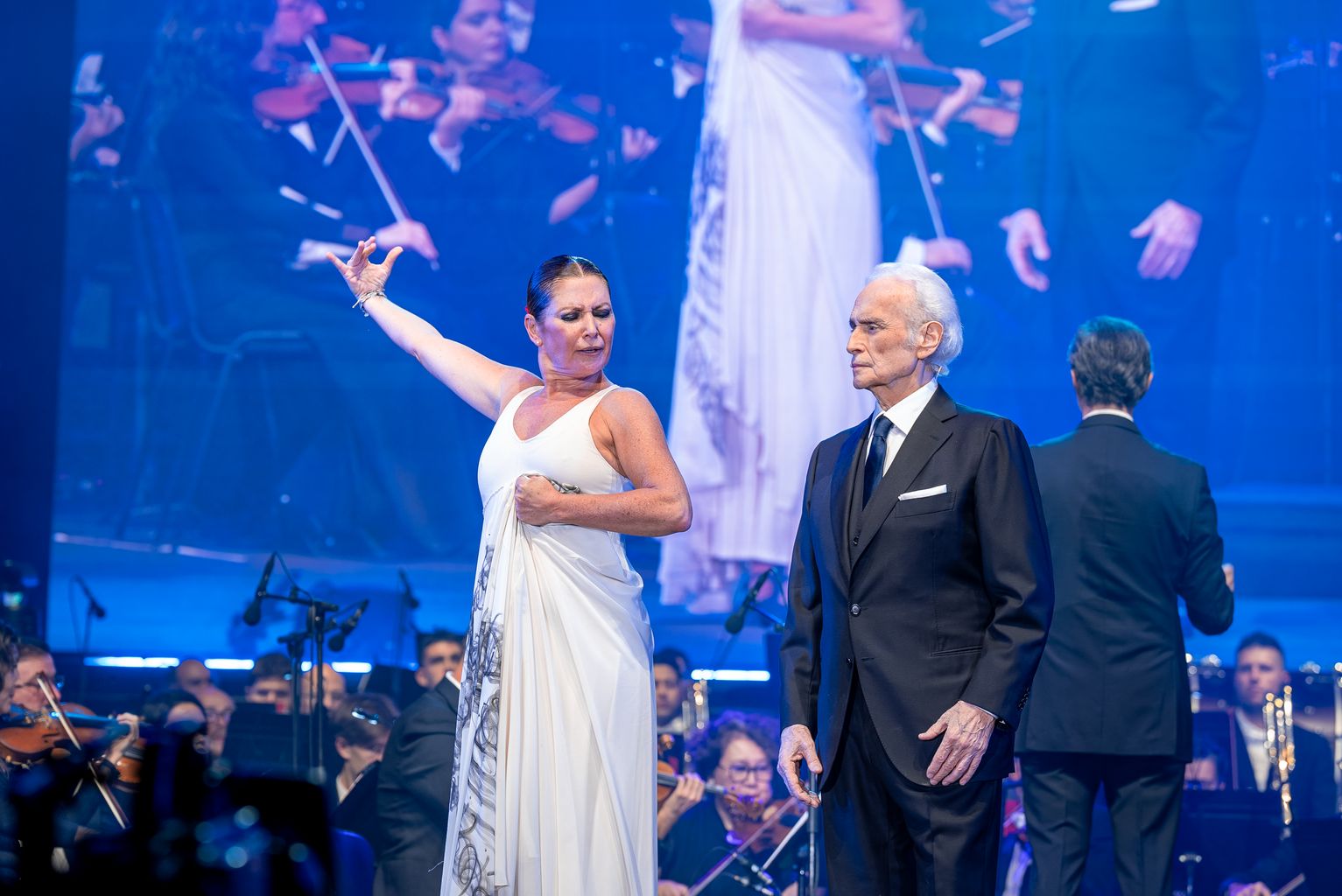 Actuació conjunta del tenor Josep Carreras i la bailaora Sara Baras a l'acte de cloenda de la Copa Amèrica i la commemoració del 200è aniversari del passeig de Gràcia