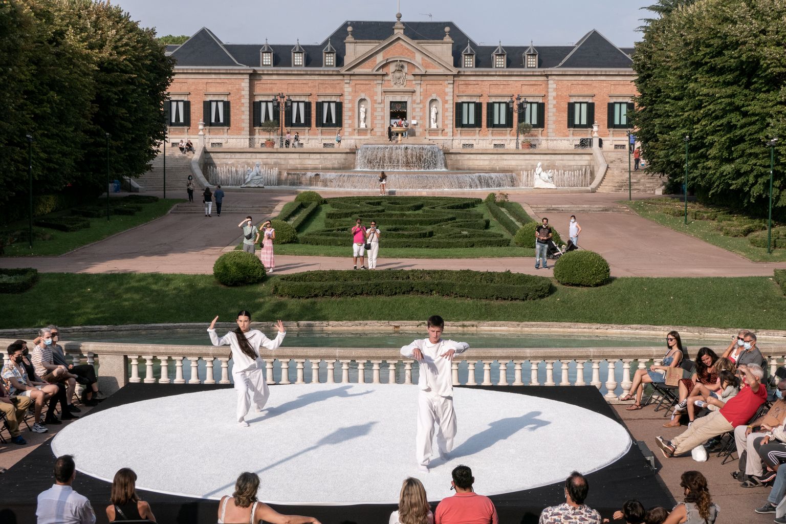 Espectacle de dansa contemporània del grup Humanhood al Palauet Albéniz en el marc del MAC Festival