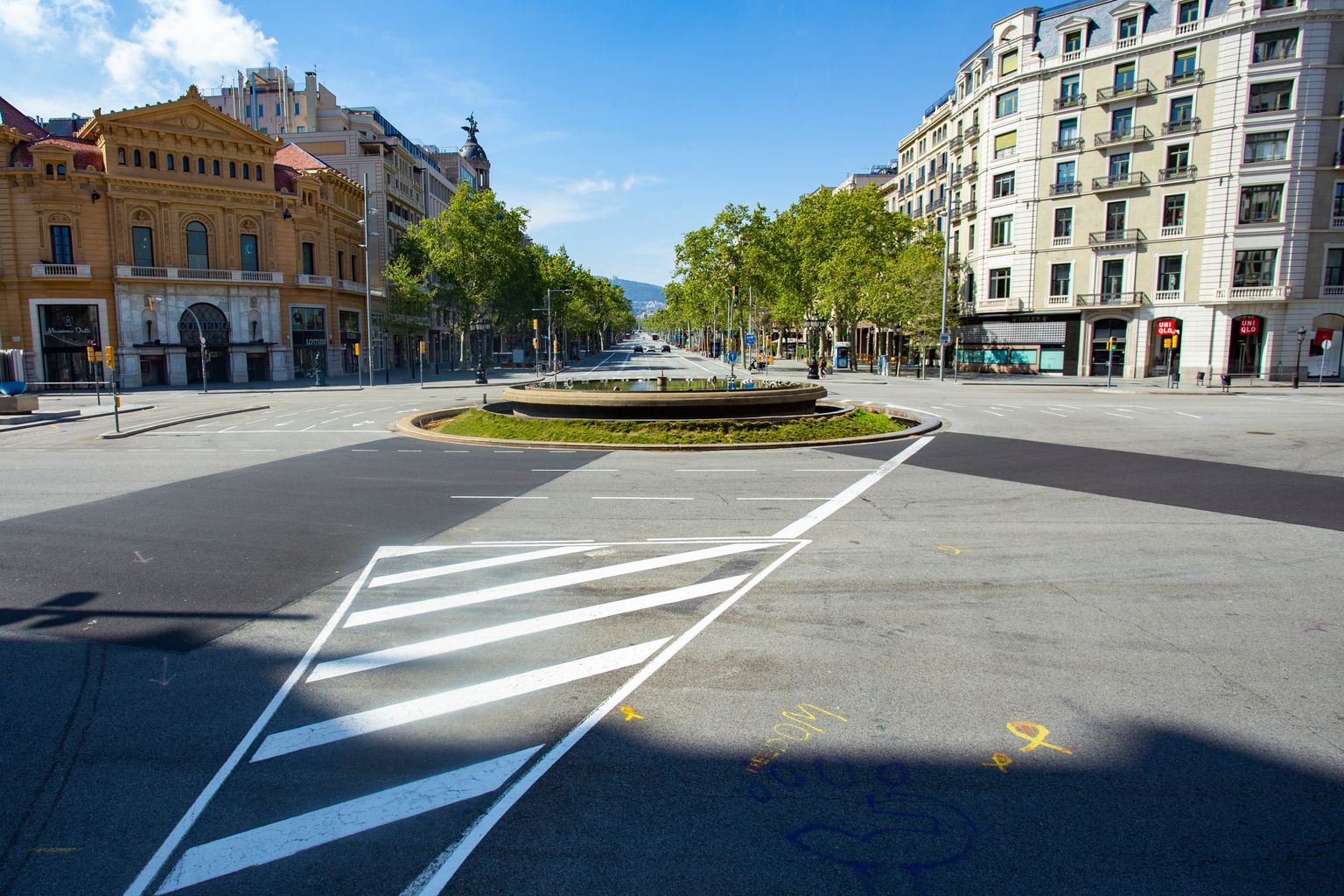 Passeig de Gràcia cruïlla amb gran via de les Corts Catalanes amb els Cinemes Comèdia i la resta de comerços tancats. Districte de l’Eixample. Barri de la Dreta de l’Eixample