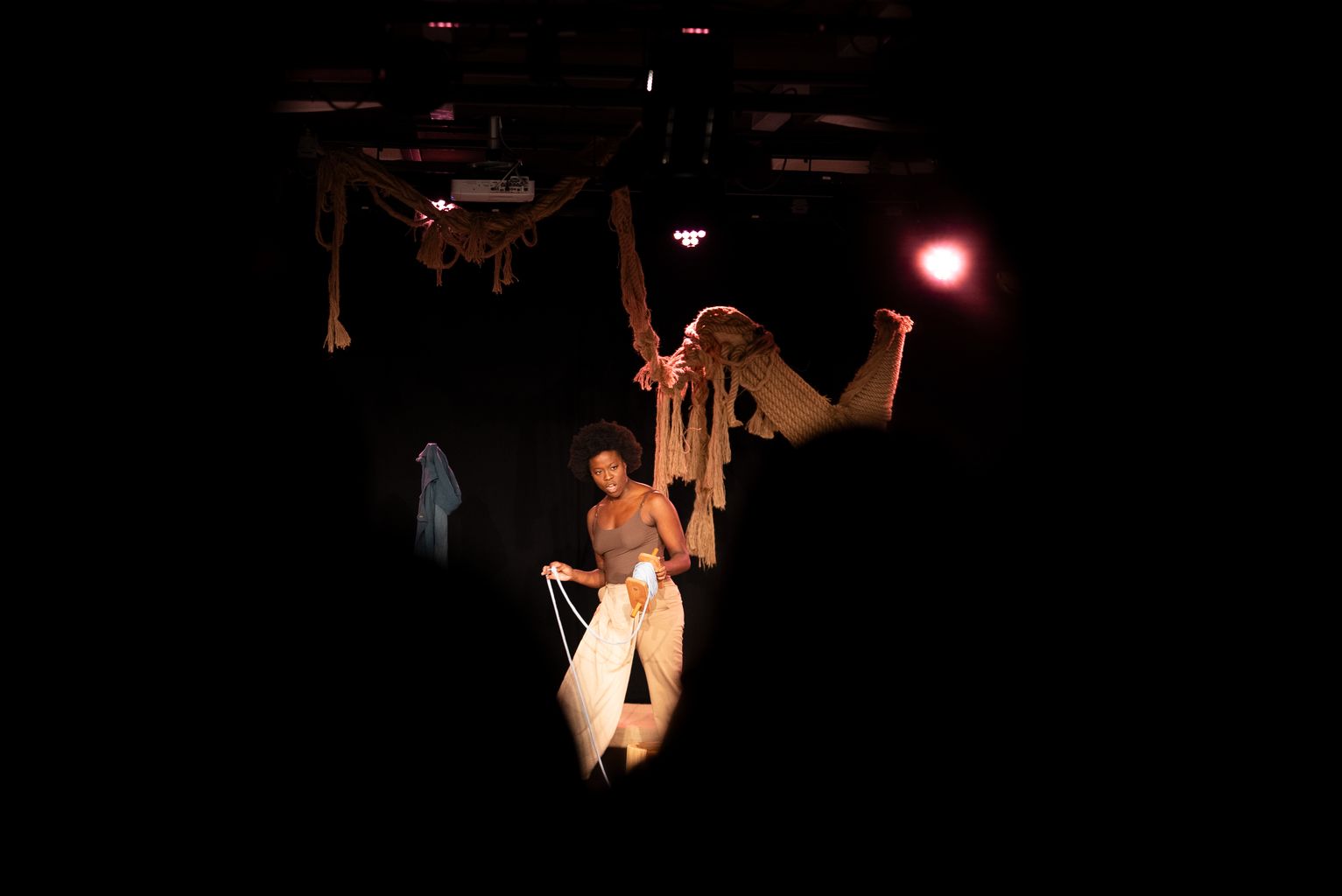 Kathy Sey interactuant amb l’escenografia a l’espectacle visual i teatral
