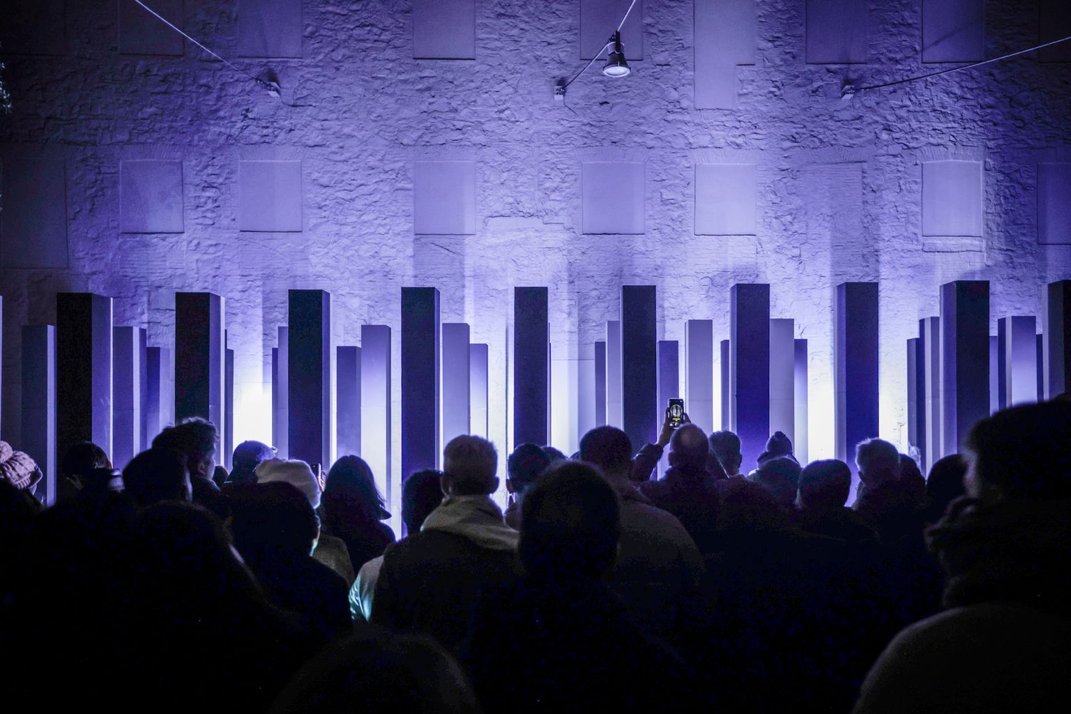 Instal·lació artística '48 Pillars', de Bruno Ribeiro, al Festival Llum BCN 2025.