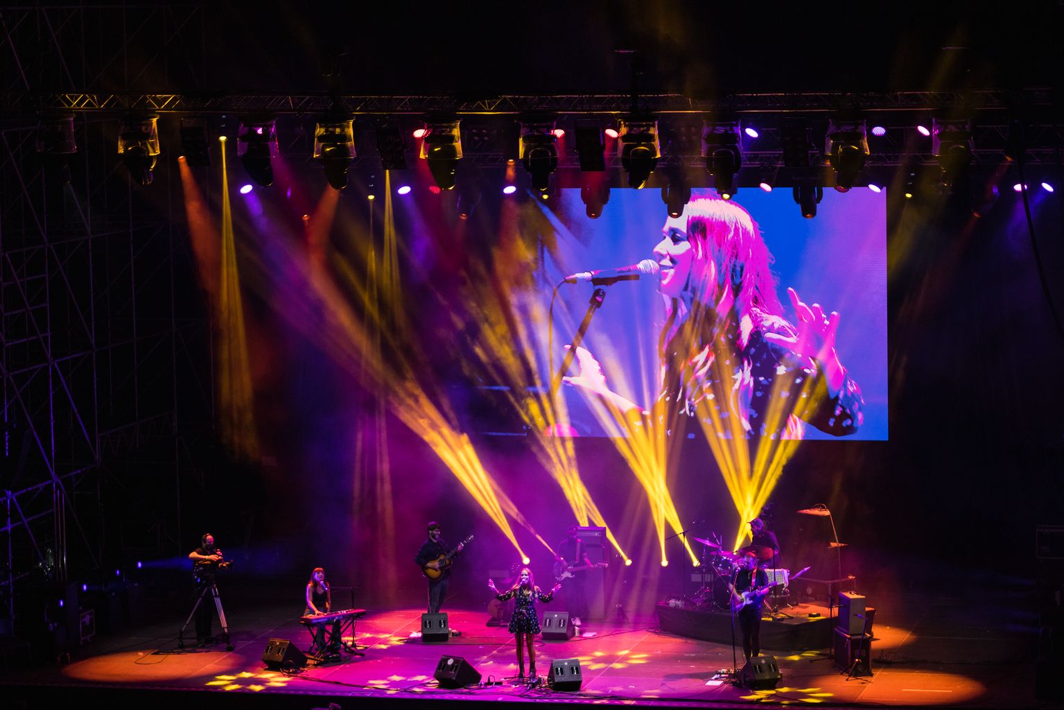 Moment de l'actuació de la cantant Beth durant el concert a l'Estadi Olímpic Lluís Companys