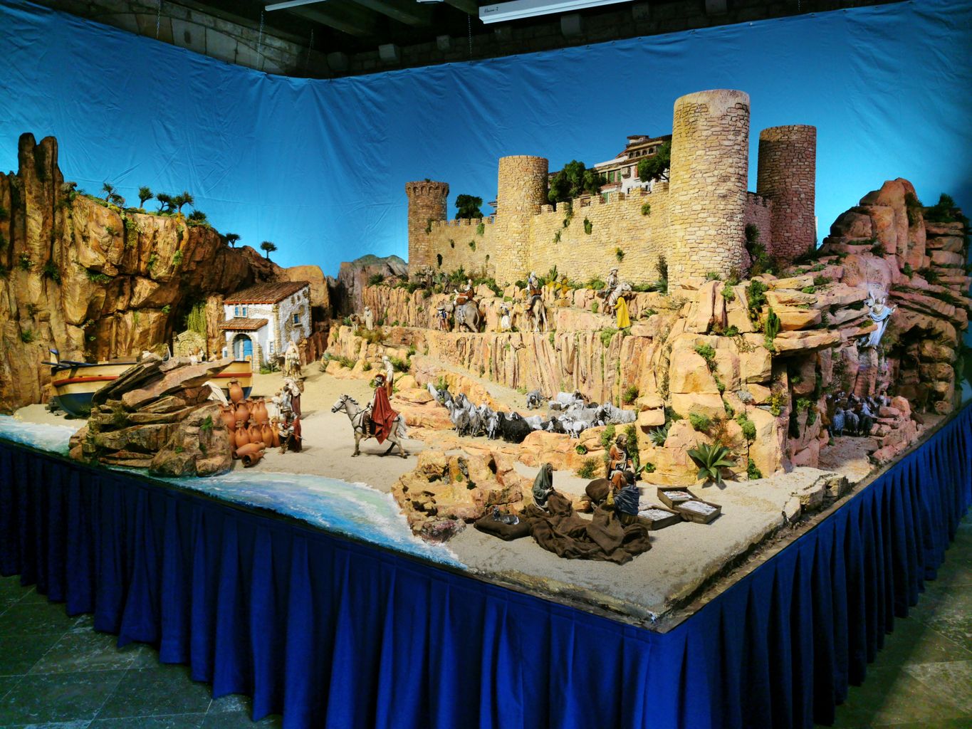 Vista general del pessebre tradicional d’inspiració marinera muntat al pati de la Fundació Marès. El muntatge representa una vila costanera i reflexiona sobre l’actualitat del moviment migratori