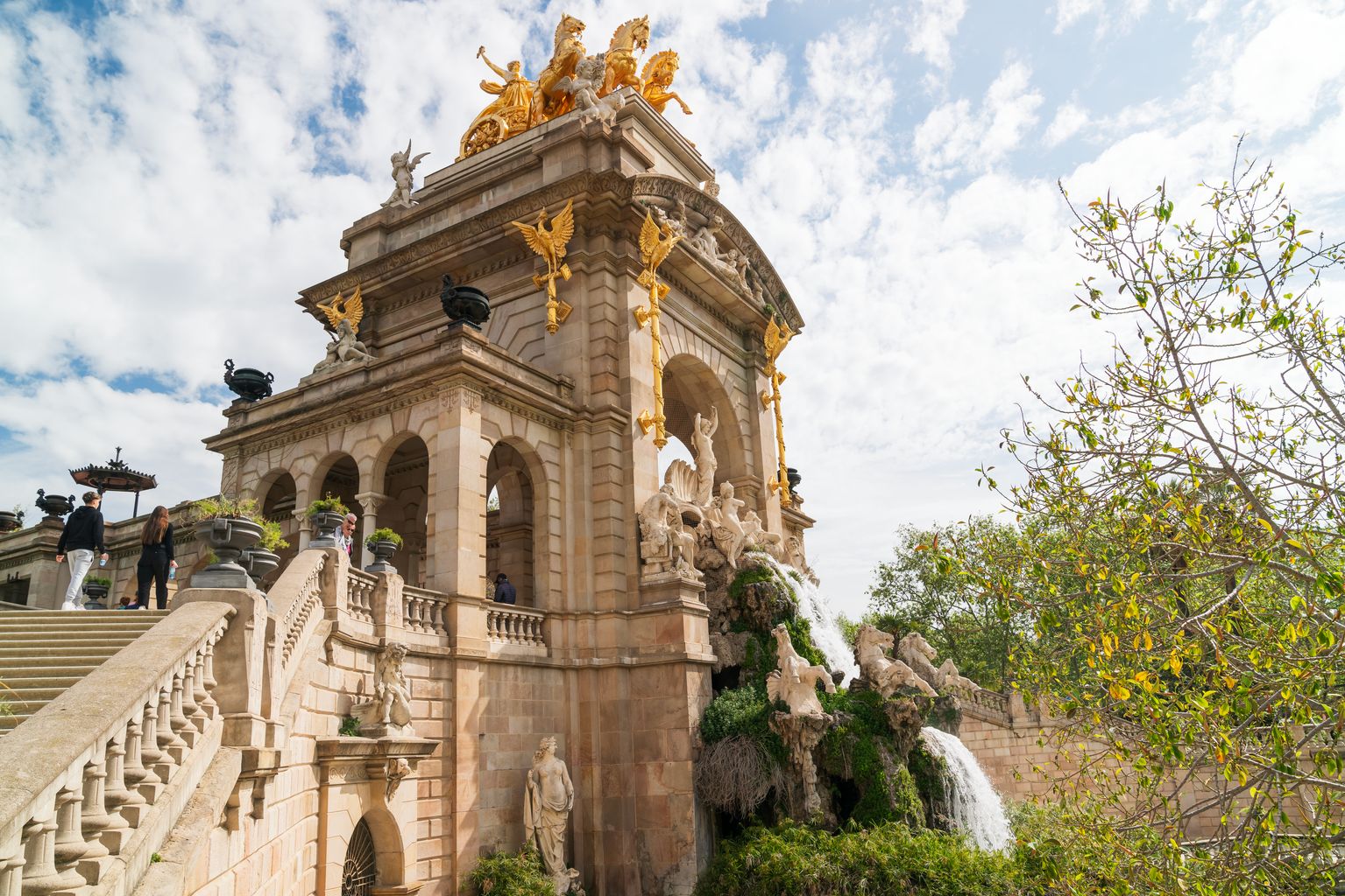 Cascada monumental del parc de la Ciutadella brollant aigua