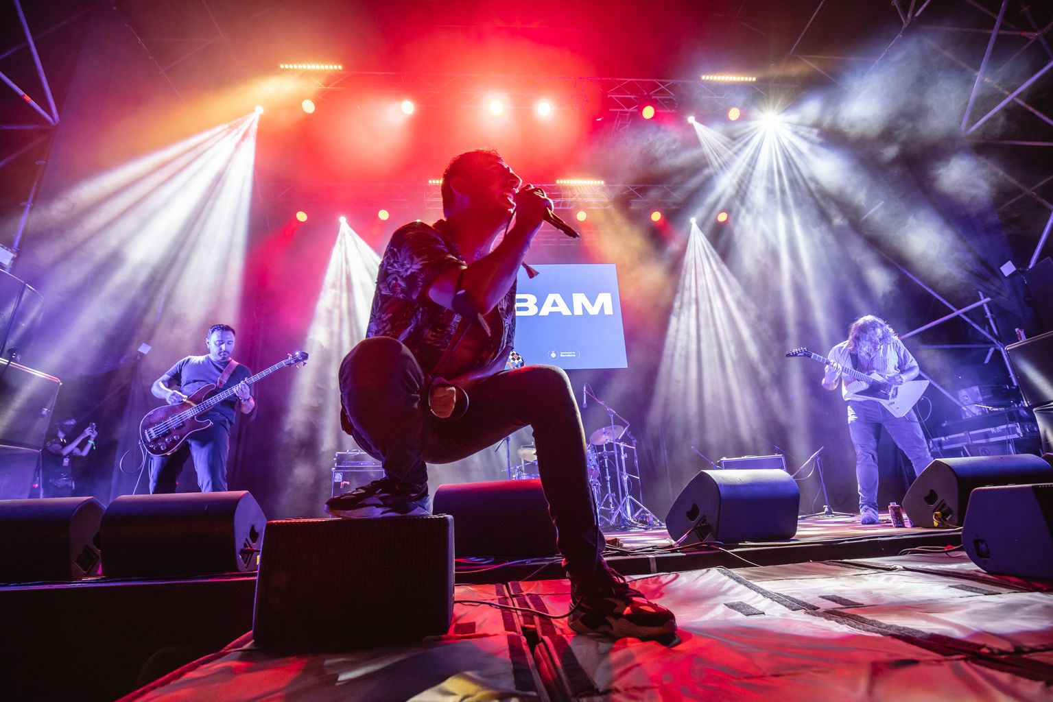 Actuació del grup de punk i hardcore Una Bèstia Incontrolable a l'escenari del BAM de la plaça de Joan Coromines