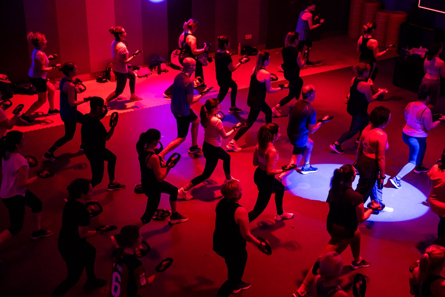 Diversos socis del Centre Esportiu Joan Miró entrenen a la sala polivalent del centre.