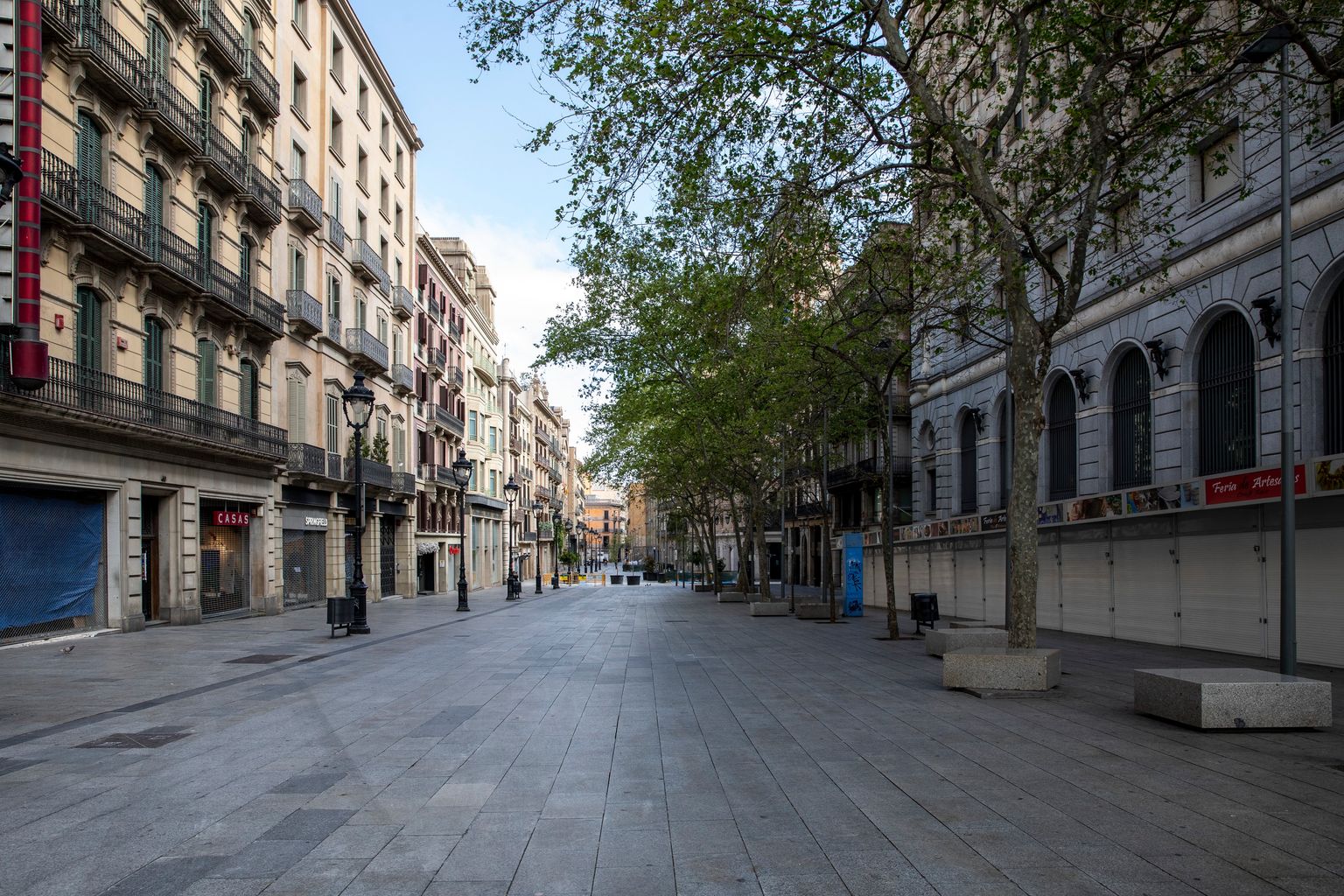 Avinguda de Portal de l’Àngel amb les botigues i les parades de la Fira d’Artesania tancades