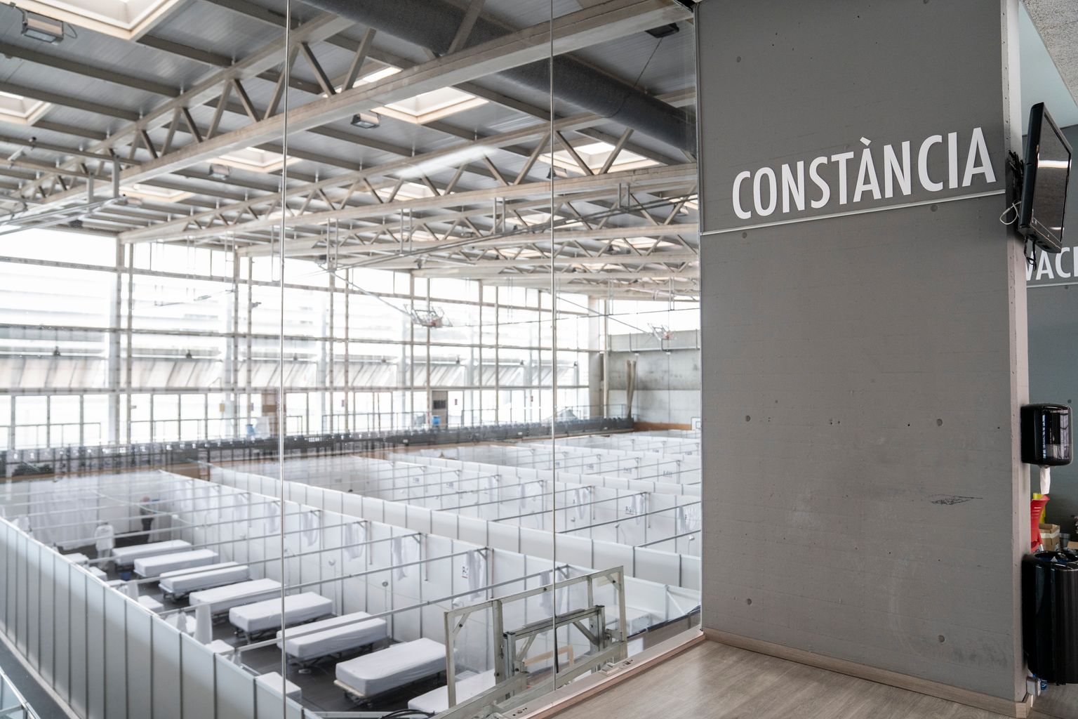 Vista des de la segona planta dels pavellons o sales que s’han muntat sobre la pista del Complex Esportiu Municipal Guinardó per transformar-lo en Pavelló Salut