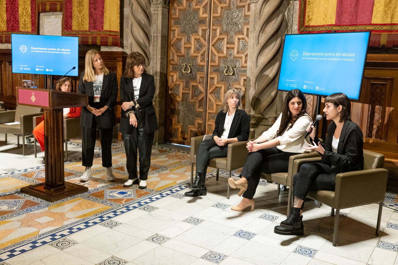 Intervenció, en el torn de preguntes, d'Aina Troncoso. Al seu costat, Carla Vall i Alba Barnusell i, a peu dret, Maria Molins i Judith Colell