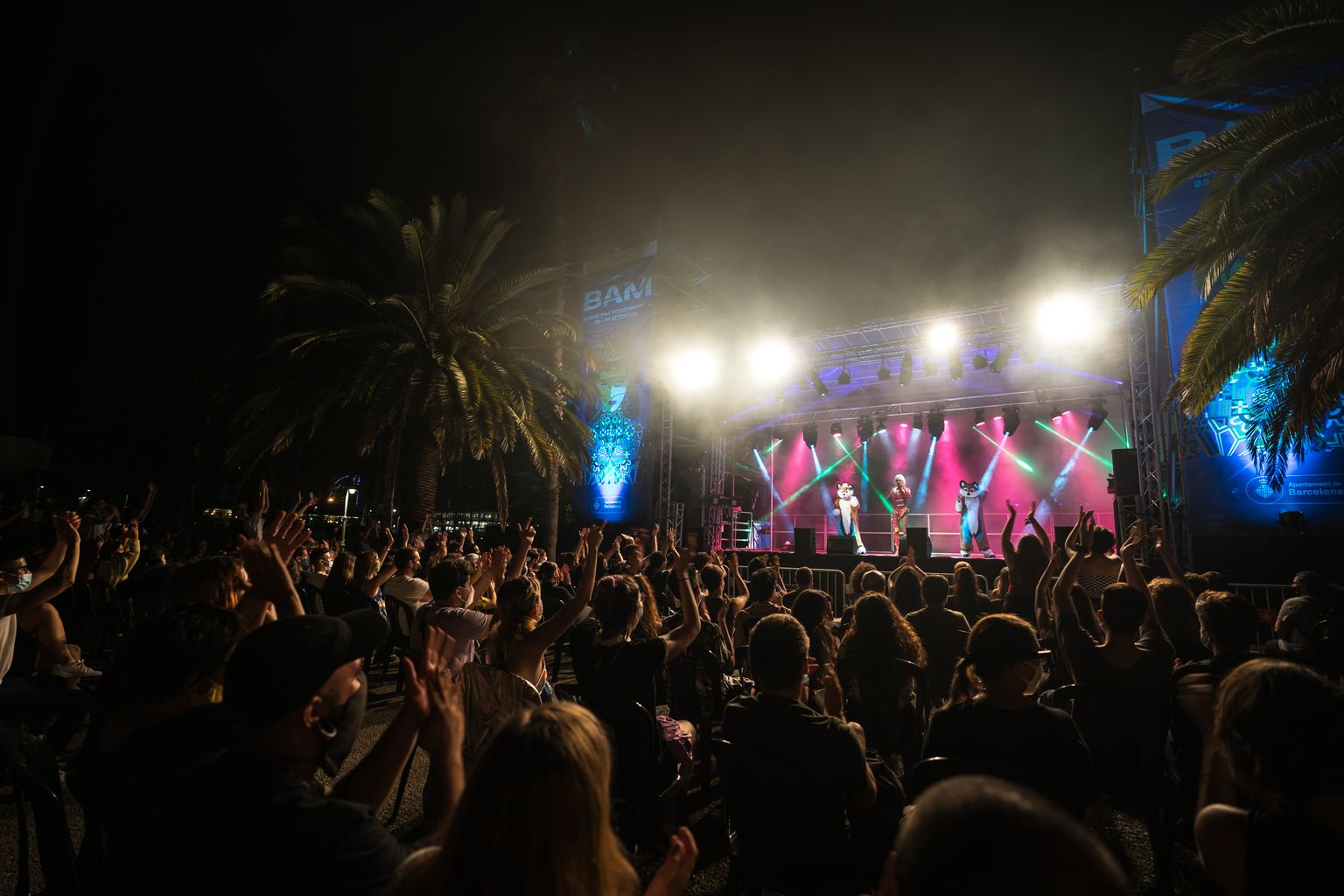 Públic que segueix l'espectacle de la Samantha Hudson a l'escenari del BAM al Moll de la Fusta