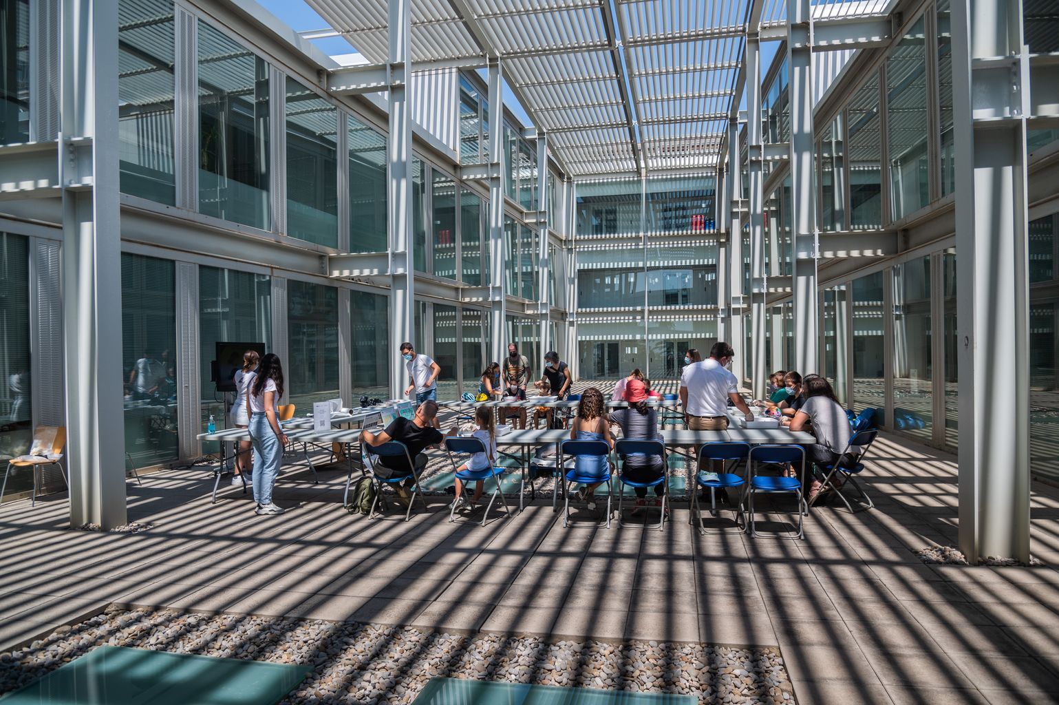 Persones en un taller a l’Institut de Ciències del Mar (ICM) durant la Festa de la Ciència