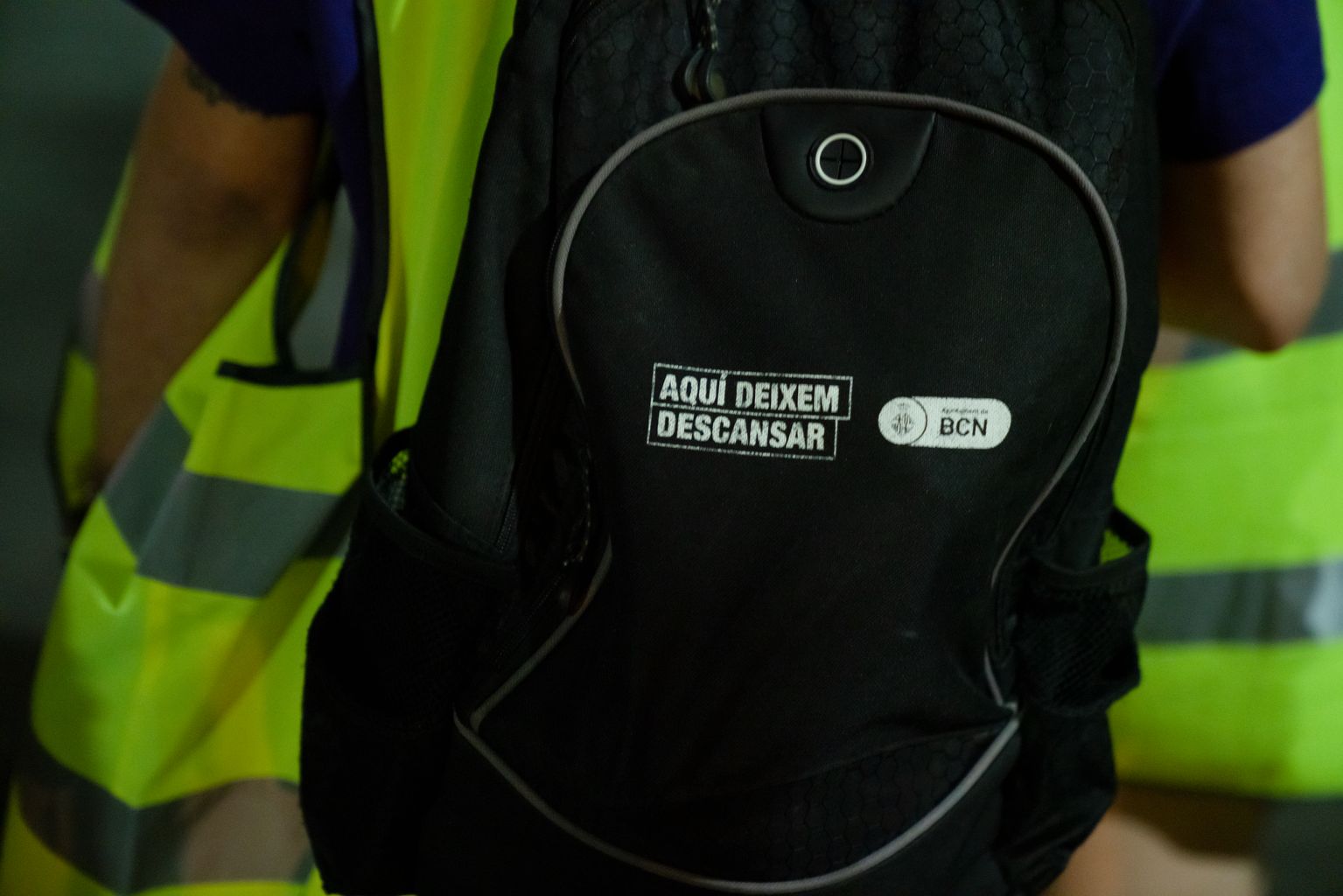 Motxilla dels uniformes dels informadors de carrer per a la sensibilització per reduir el soroll amb el lema “Aquí deixem descansar”