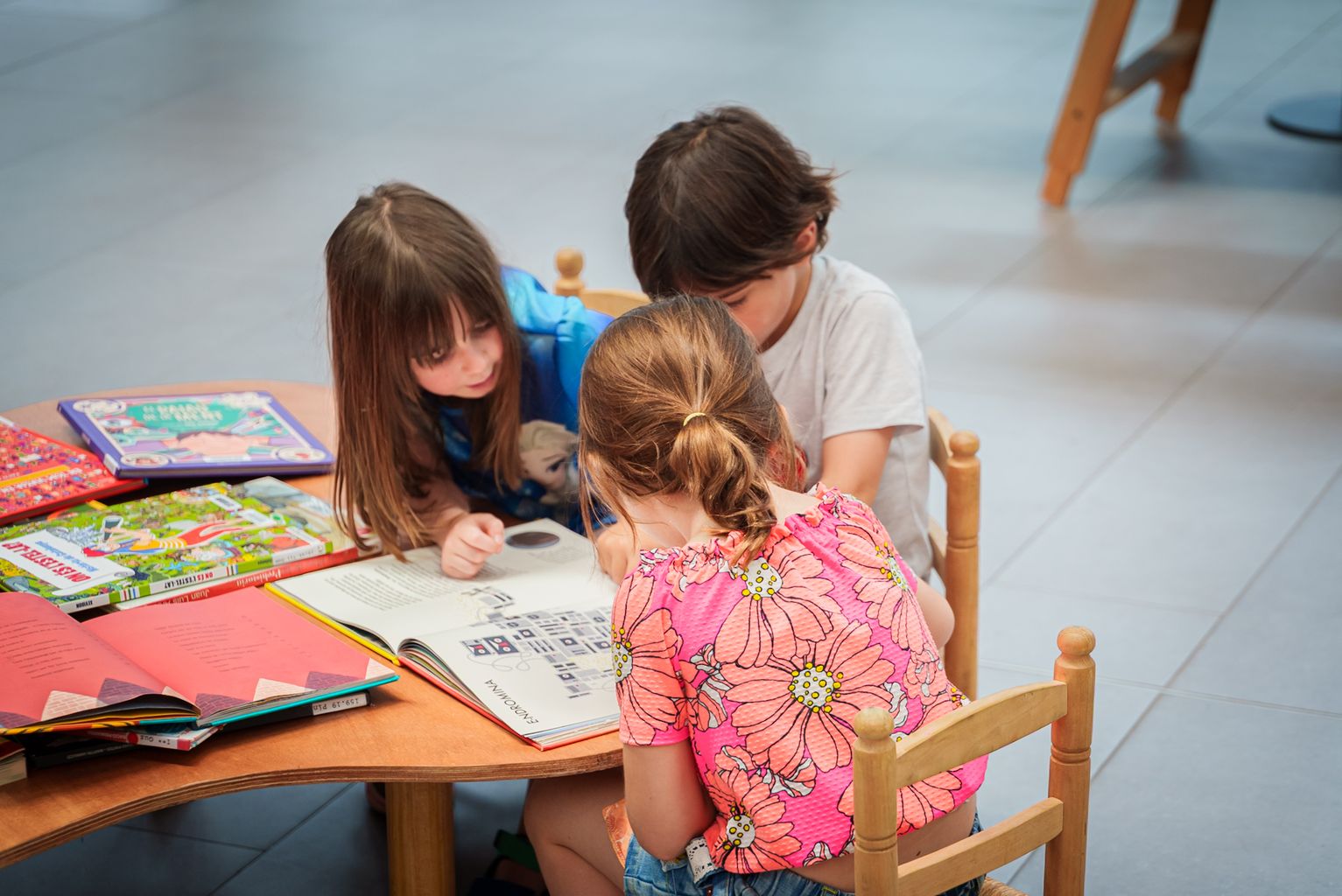 Grup d’infants llegint contes a l’“Espai de lectura” el dia de la Festa de la Ciència