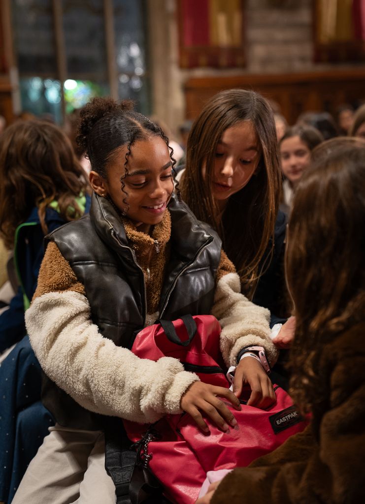 Una nena sosté una motxilla durant l’acte de celebració del Dia Escolar de la No-Violència i la Pau