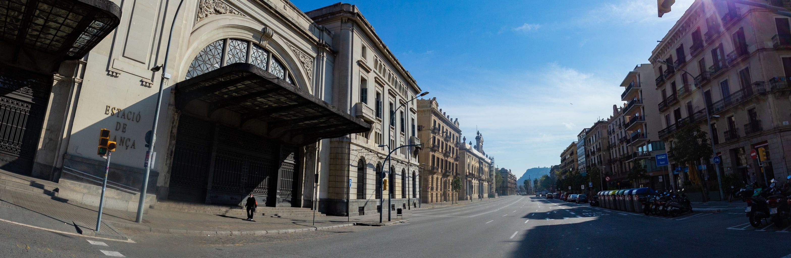 Avenida del Marquès de l’Argentera sin coches y una persona frente a la estación de Francia. Distrito de Ciutat Vella. Barrio de Sant Pere, Santa Caterina i la Ribera.