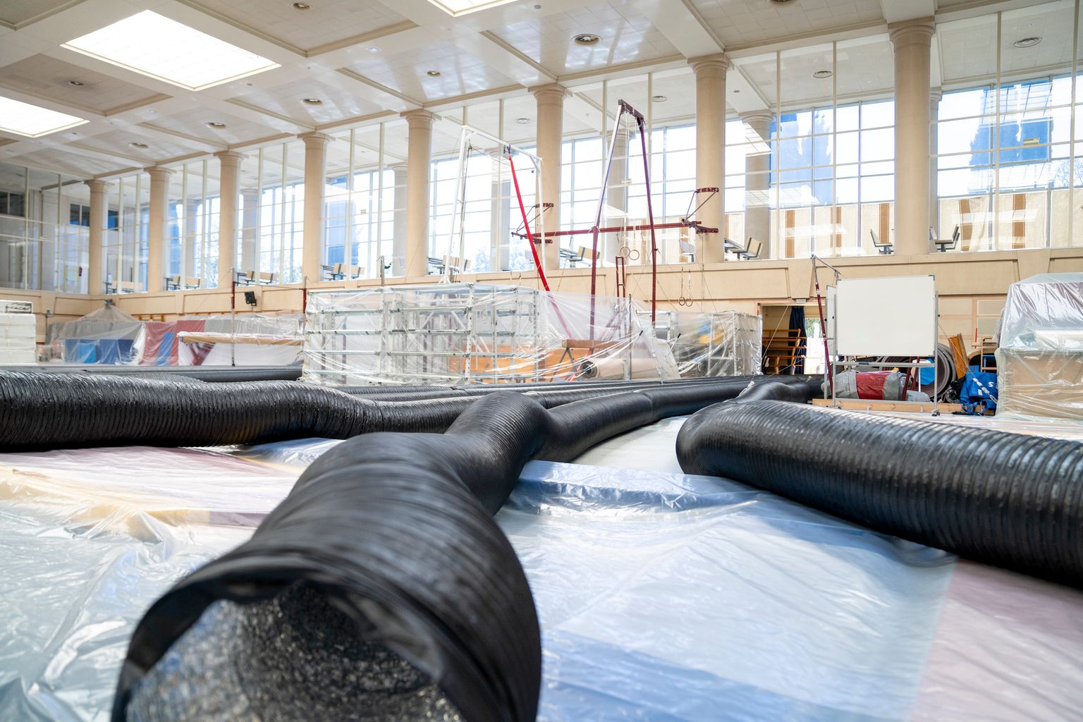 Pavelló Salut INEFC. Detall dels conductes de ventilació en un dels pavellons, on es veu encara l’equipament gimnàstic