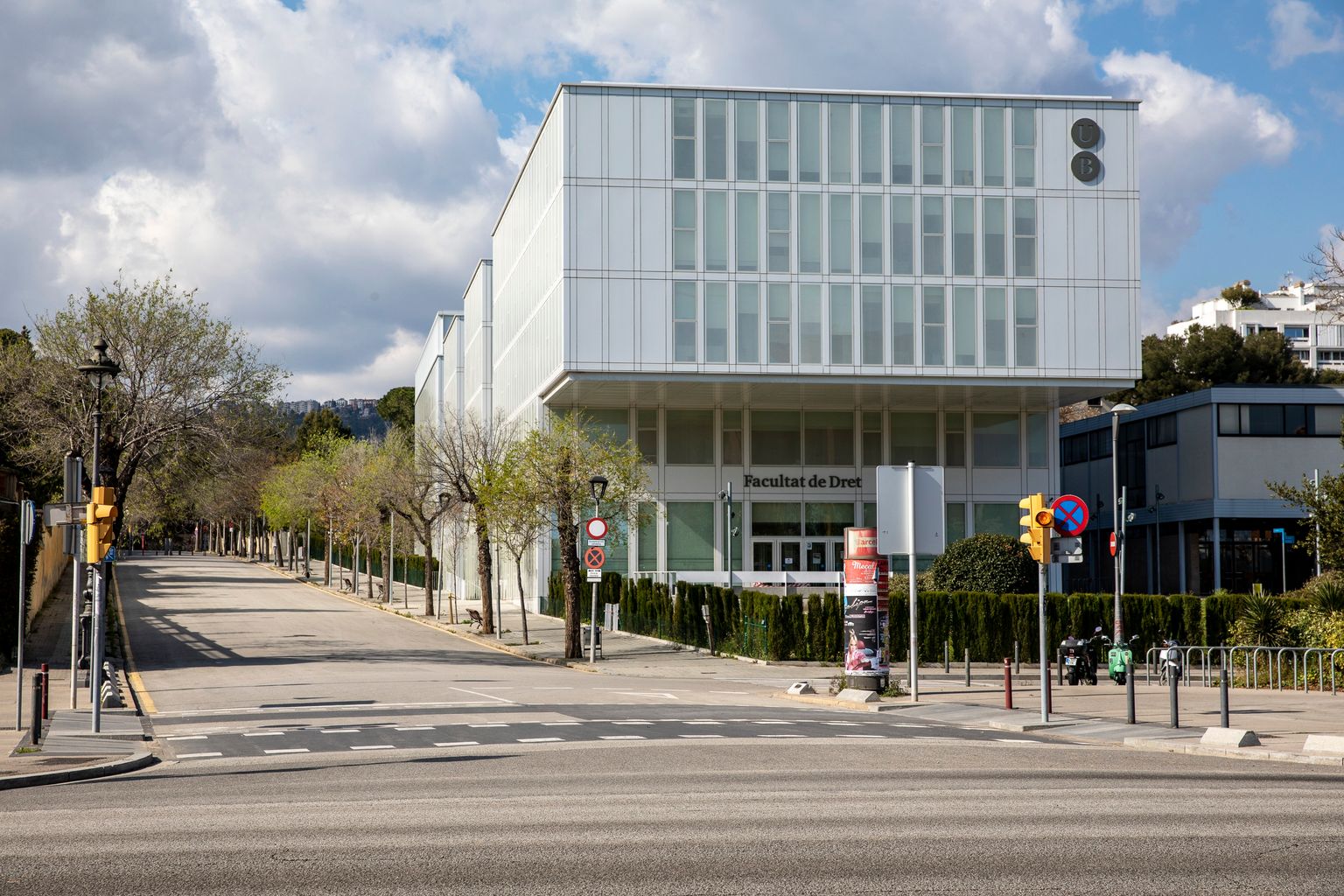 Avinguda Diagonal sense trànsit a l’altura de la Facultat de Dret de la Universitat de Barcelona. Districte de les Corts.