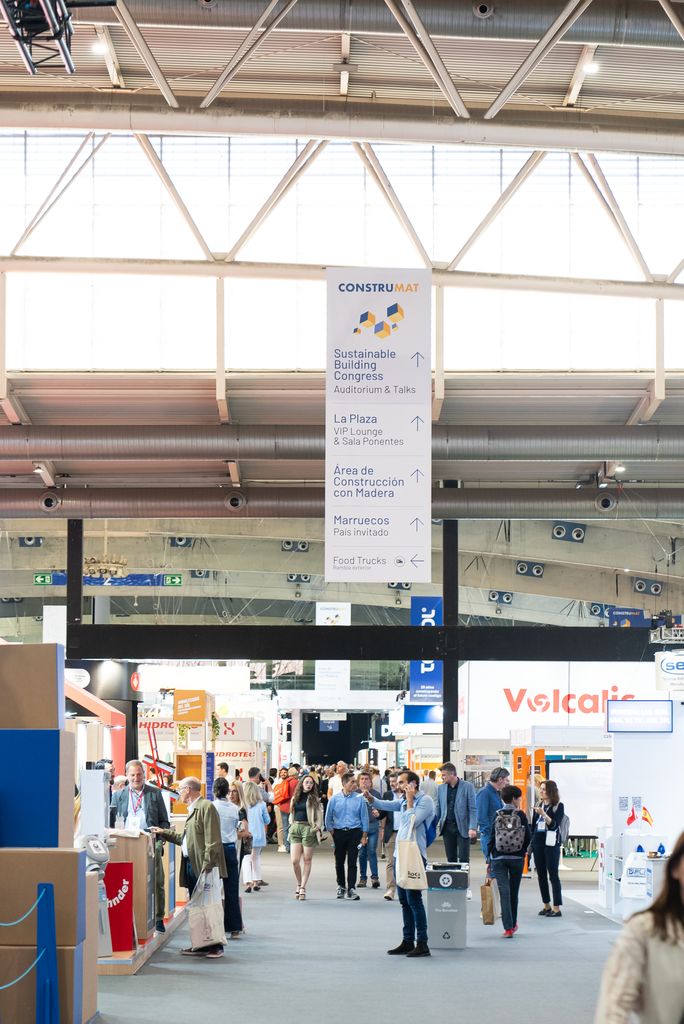 Congressistes assistents a Construmat passejant pels diversos estands de la fira