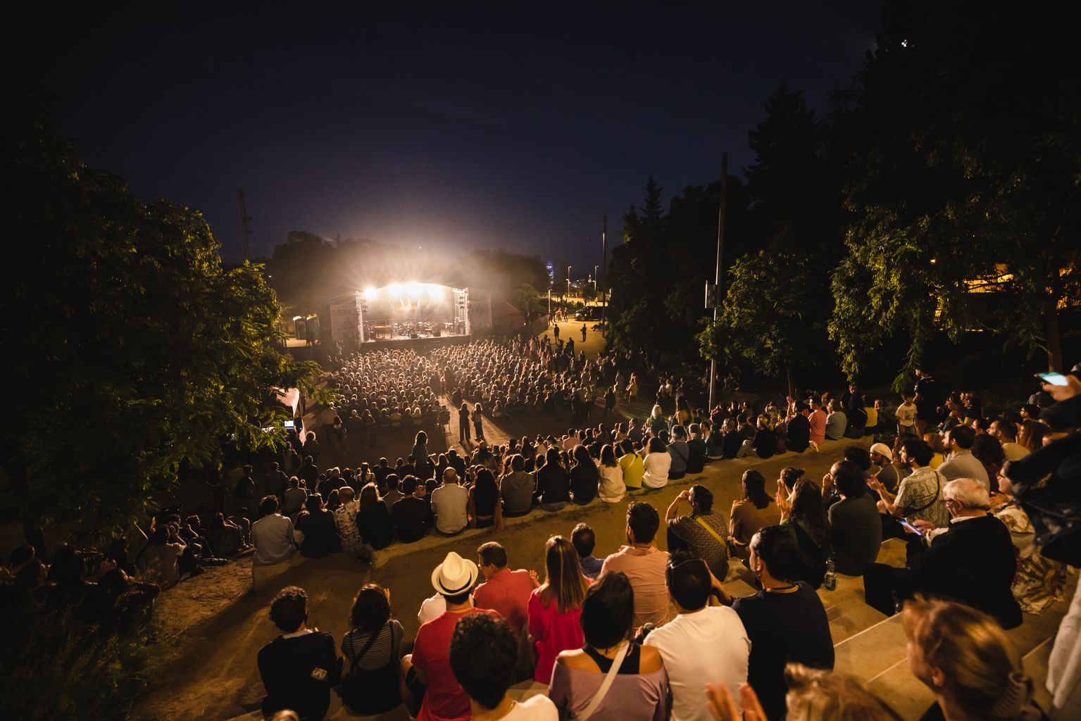 Públic assistent al concert de Juan Quintero a l’escenari dels jardins del Doctor Pla i Armengol amb motiu de la Mercè 2023